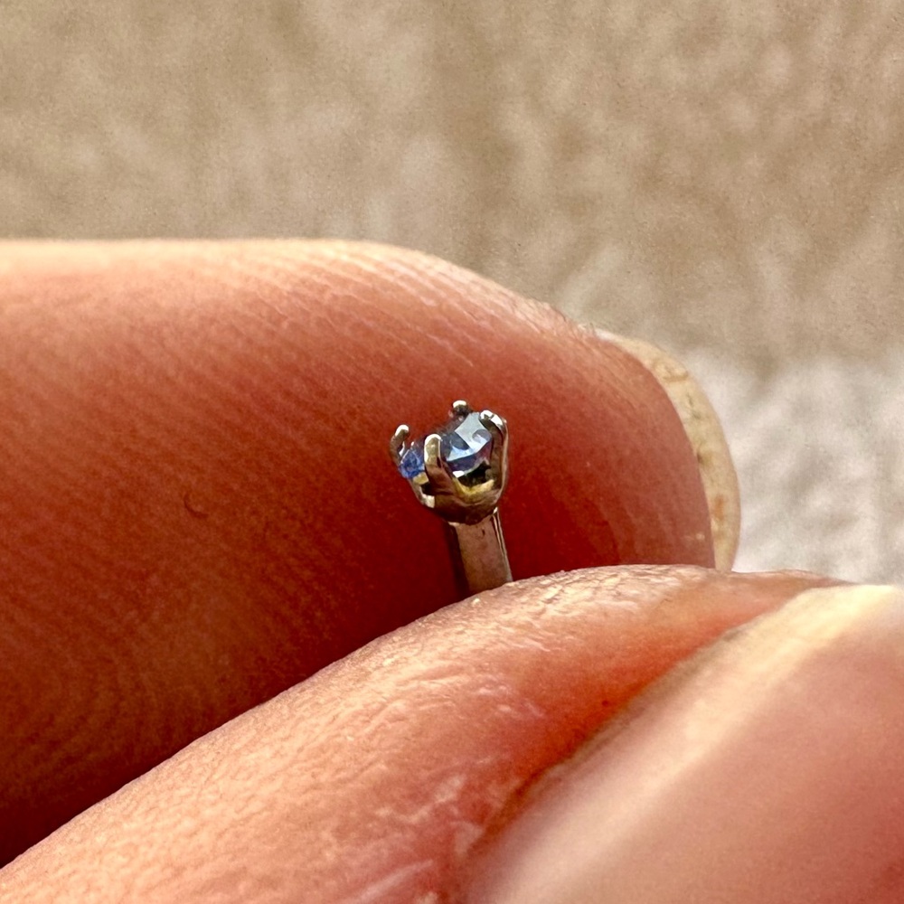 Light blue Swarovski crystal piercing. 16g.